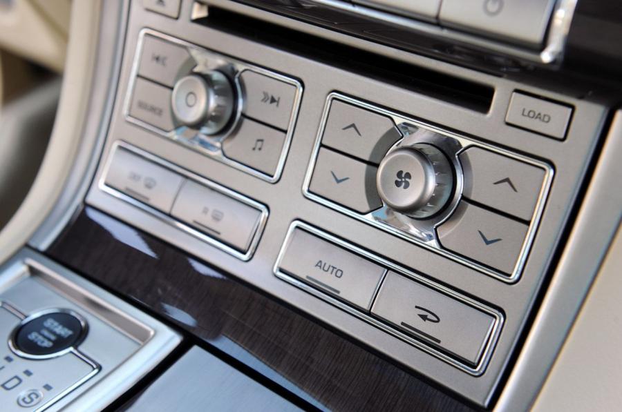  Jaguar XF Supercharged 2010 года  (фото 15 из 56)